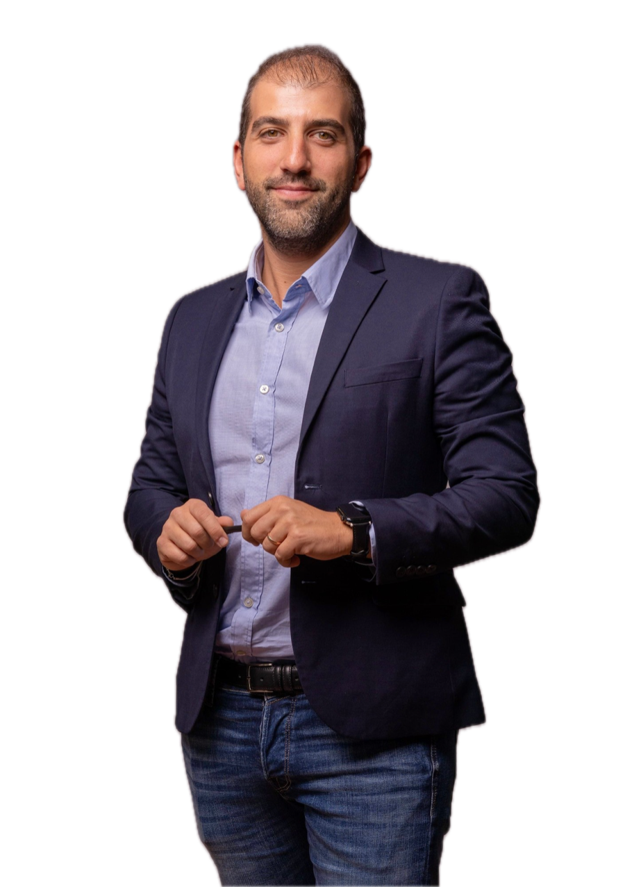 Ritratto di Matteo Arlotti in giacca blu e camicia azzurra