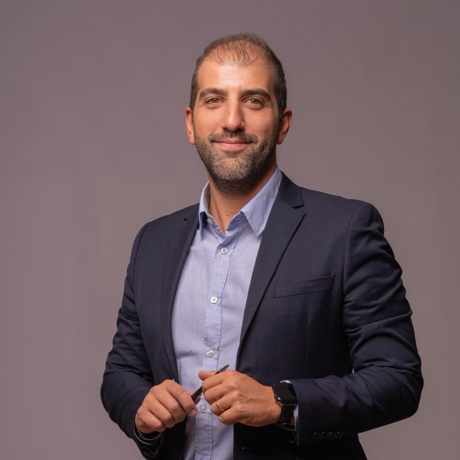 Matteo Arlotti sorridente, in giacca blu